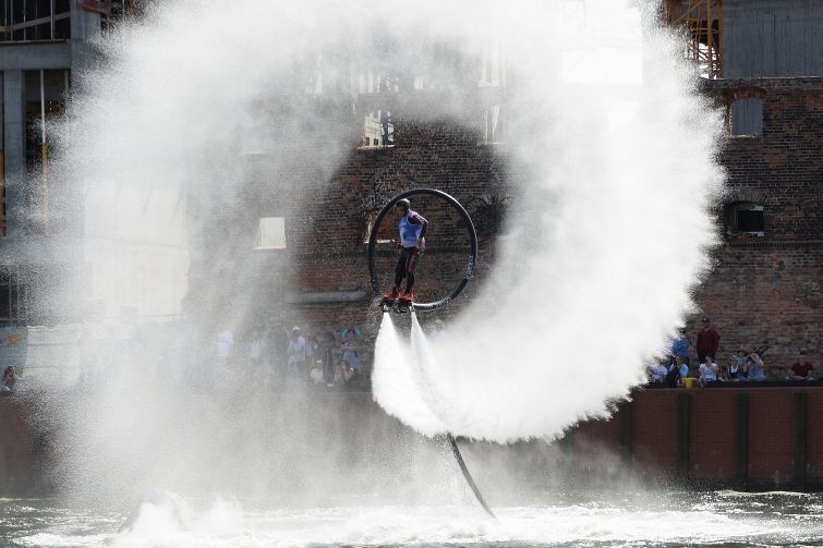 Water Show Gdańsk 2018. Ekstremalne sporty i tłumy widzów nad Motławą (wideo) - GospodarkaMorska.pl