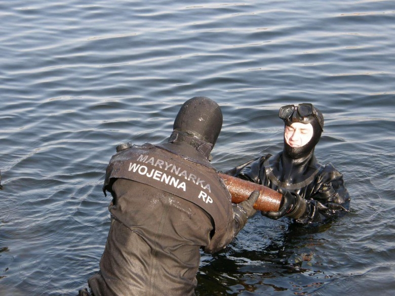Kołobrzeg: Ewakuacja Podczela zakończona, saperzy mogą wydobywać bomby - GospodarkaMorska.pl