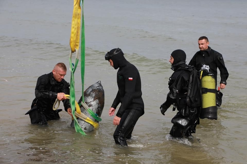 Kołobrzeg: Dwie z trzech bomb zostały wyciągnięte z Bałtyku - GospodarkaMorska.pl