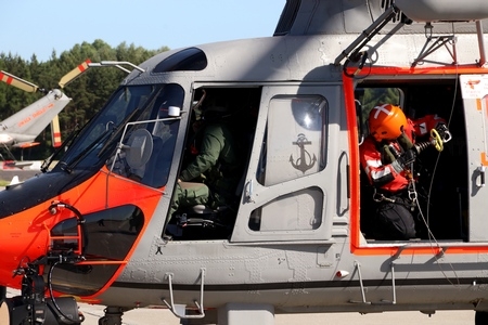 Darłowska Anakonda uratowała trzyosobową rodzinę żeglarzy z Niemiec - GospodarkaMorska.pl