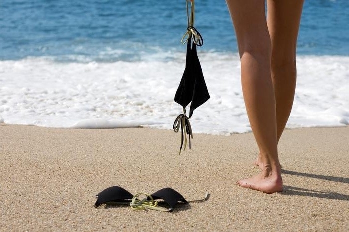 Polacy coraz chętniej odwiedzają plaże dla nudystów - GospodarkaMorska.pl