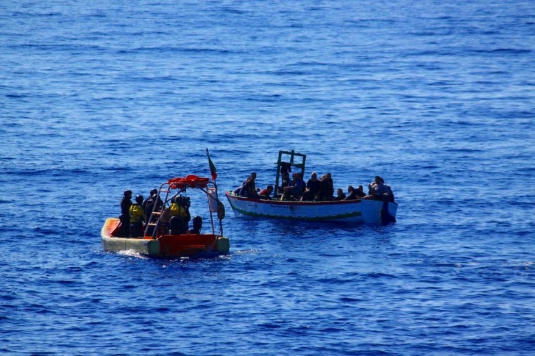 Włochy: Statek ze 177 migrantami zablokowany od 48 godzin u wybrzeży Lampedusy - GospodarkaMorska.pl