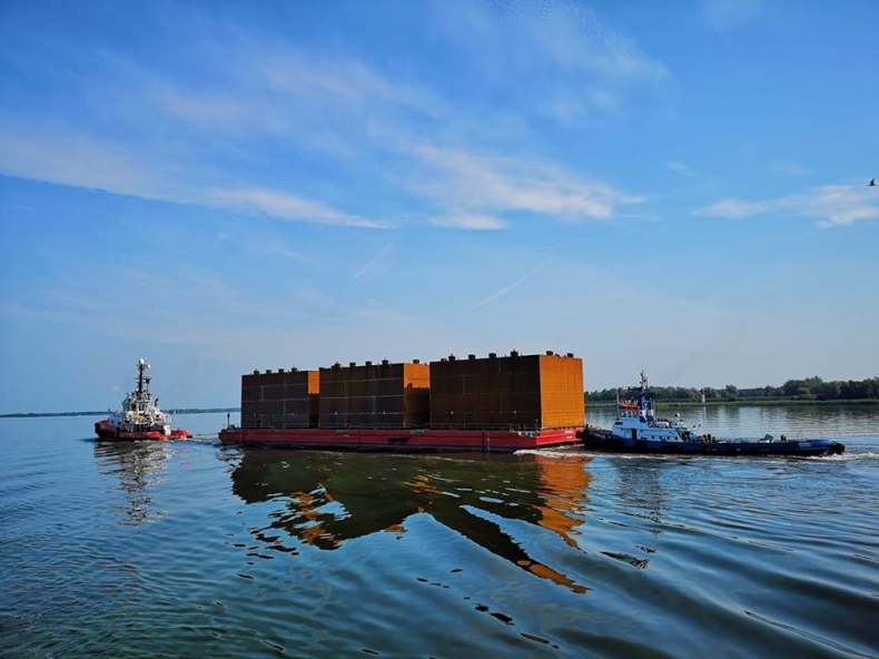 Olbrzymie kesony w drodze ze Szczecina do Norwegii (wideo) - GospodarkaMorska.pl