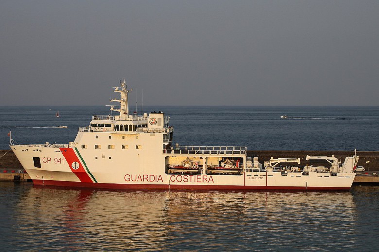 Włochy: Migranci na pokładzie okrętu Straży Przybrzeżnej rozpoczęli głodówkę - GospodarkaMorska.pl