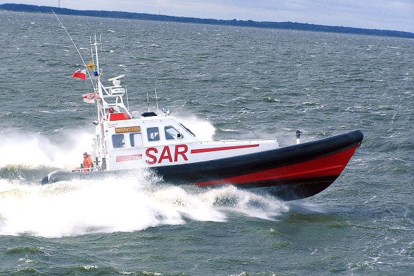 Na północ od Kołobrzegu zatonął kuter rybacki - akcja ratownicza - GospodarkaMorska.pl