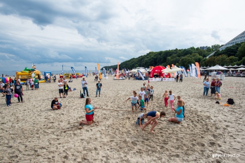 Pożegnanie wakacji na plaży - GospodarkaMorska.pl