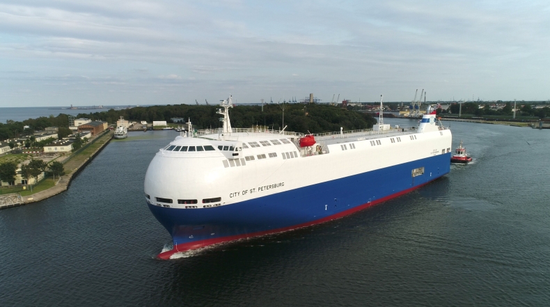 Niezwykły samochodowiec wypłynął z Gdańska (foto, wideo) - GospodarkaMorska.pl