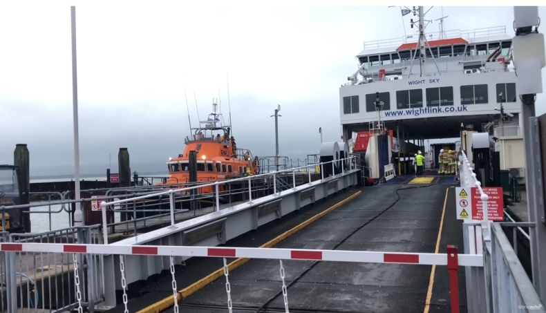 Niebezpieczne zdarzenie na pokładzie promu należącego do Wightlink (wideo) - GospodarkaMorska.pl