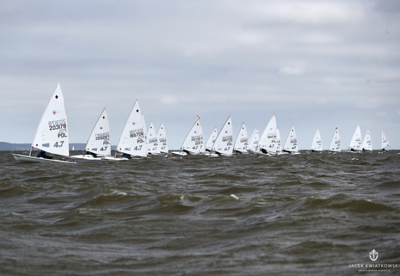 Rozpoczeły się MP w sprintach klas Laser 4.7 U16 oraz Laser Standard U20 - GospodarkaMorska.pl