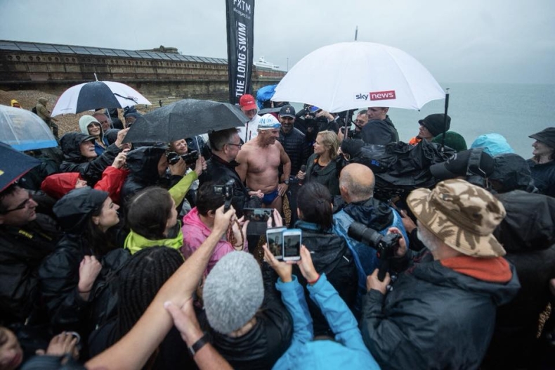 Brytyjski pływak przepłynął długość kanału La Manche (wideo) - GospodarkaMorska.pl