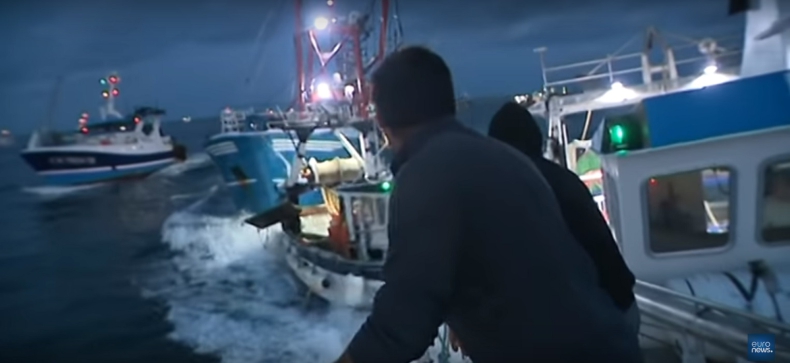 Brytyjsko-francuskie starcie na wodach kanału La Manche o przegrzebki (wideo) - GospodarkaMorska.pl