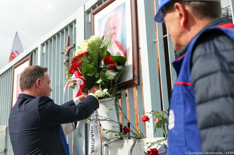Gdańsk: W 38. rocznicę Sierpnia’80 prezydent i premier złożyli kwiaty pod stoczniową bramą - GospodarkaMorska.pl