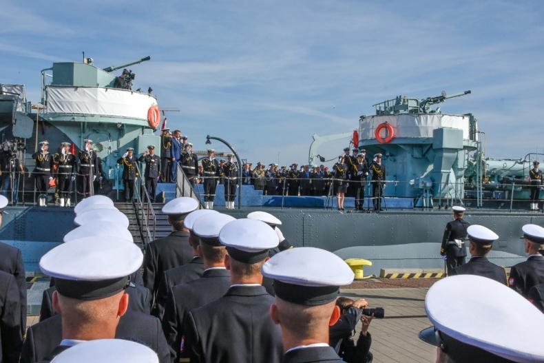 Promocja podchorążych V rocznika Akademii Marynarki Wojennej - GospodarkaMorska.pl