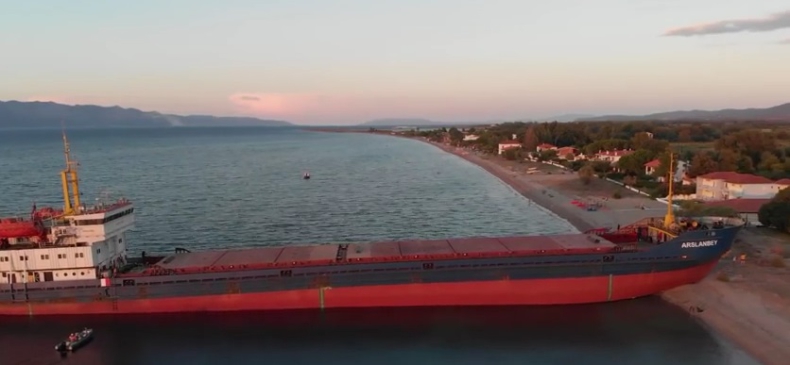 Wielki statek na greckiej plaży. Kapitan był pijany (wideo) - GospodarkaMorska.pl