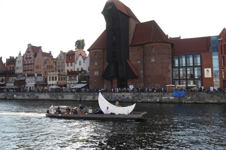 Nurkowie szukają w Motławie rzeźby księżyca, którą zatopili chuligani - GospodarkaMorska.pl