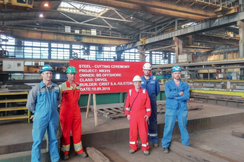 Cięcie blach w stoczni Crist. Rozpoczęła się budowa częściowo wyposażonego statku dla Ulsteina - GospodarkaMorska.pl