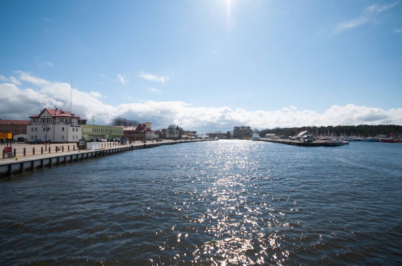 Ustka: Z kanału portowego ratownicy wyciągnęli ciało 85-latki - GospodarkaMorska.pl