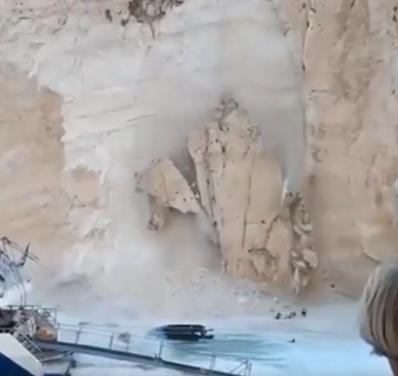 Grecja: 7 turystów rannych po osunięciu się części klifu na Zakintosie (wideo) - GospodarkaMorska.pl