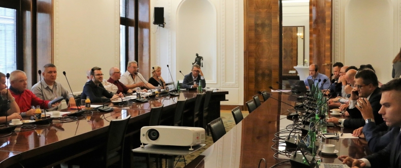 Inauguracyjne posiedzenie Zespołu Trójstronnego do spraw prowadzenia dialogu społecznego w sektorze portów morskich - GospodarkaMorska.pl