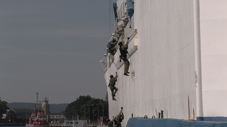 Terroryści na promie Wawel (wideo) - GospodarkaMorska.pl