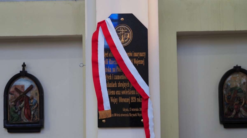 Odsłonięto tablicę pamiątkową poświęconą poległym i pomordowanym w 1939 roku marynarzom Flotylli Pińskiej - GospodarkaMorska.pl