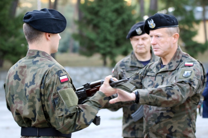 Wręczenie broni elewom III turnusu słuzby przygotowawczej - GospodarkaMorska.pl