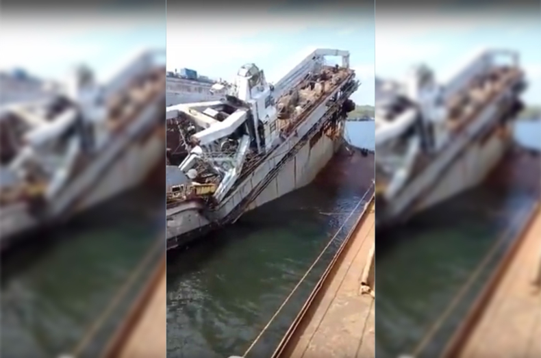 Poważne uszkodzenie doku w Rosji. Wewnątrz dwa statki (wideo) - GospodarkaMorska.pl