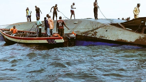 Tanzania: Żywy człowiek znaleziony we wraku promu dwie doby po katastrofie - GospodarkaMorska.pl