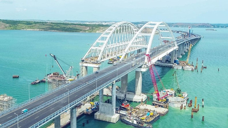 Ukraińskie okręty wojenne przepłynęły pod Mostem Krymskim - GospodarkaMorska.pl