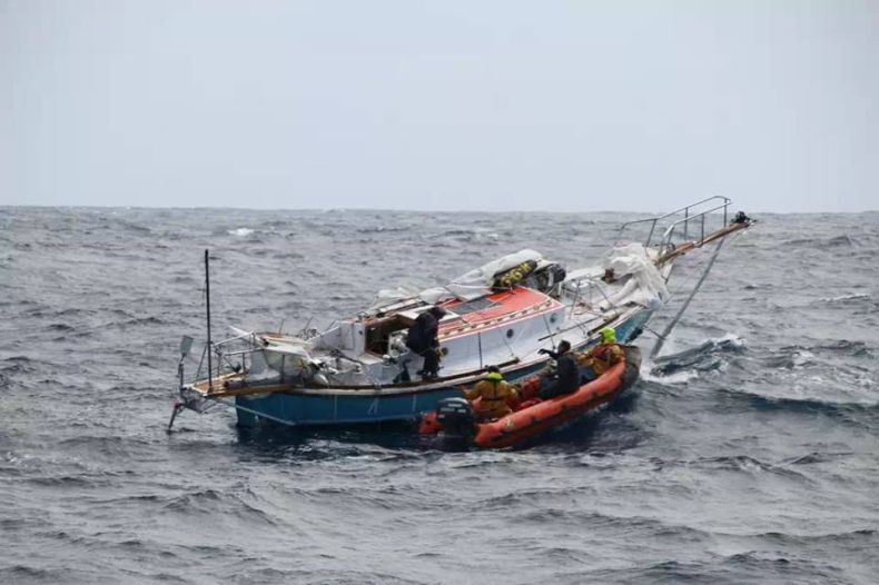 Samotny żeglarz uratowany na Oceanie Indyjskim. Dramatyczna akcja ratownicza (foto, wideo) - GospodarkaMorska.pl