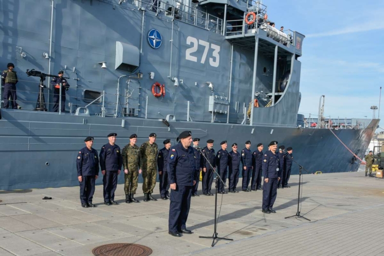 Francja: Trumna z prochami adm. Unruga rusza do Polski - GospodarkaMorska.pl