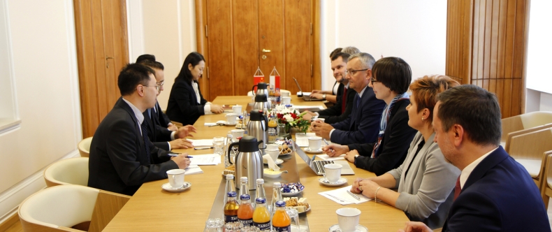 Spotkanie ministra infrastruktury Andrzeja Adamczyka z ambasadorem Chin - GospodarkaMorska.pl