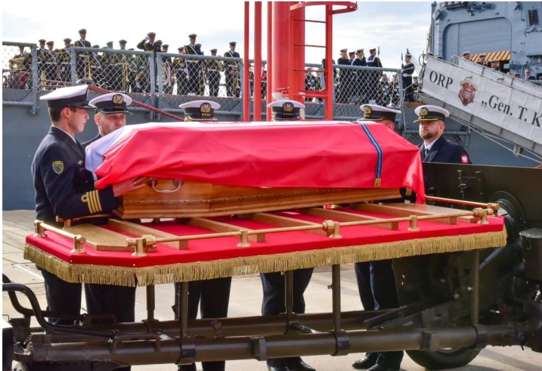 Hel: Uroczystość pogrzebowa adm. Józefa Unruga i jego żony - GospodarkaMorska.pl