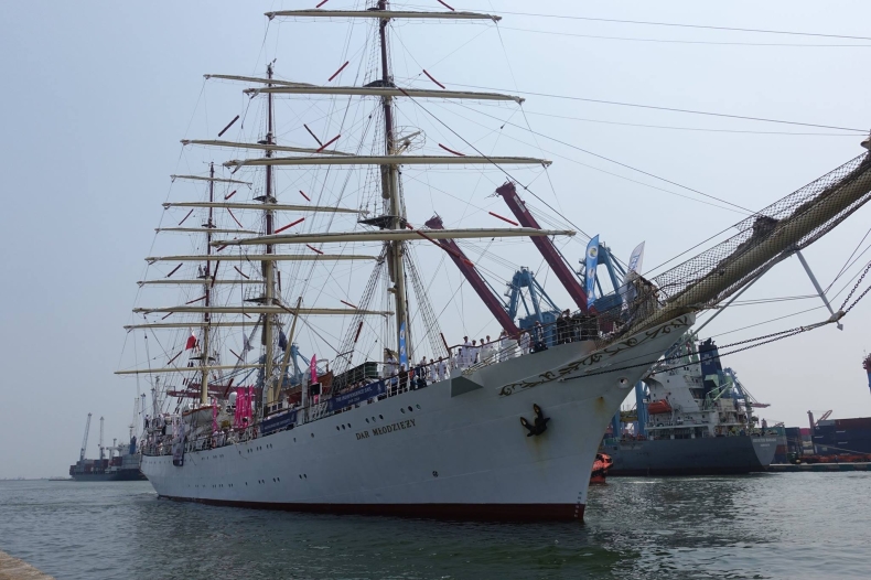 Indonezja: Dar Młodzieży wpłynął do portu w Dżakarcie - GospodarkaMorska.pl