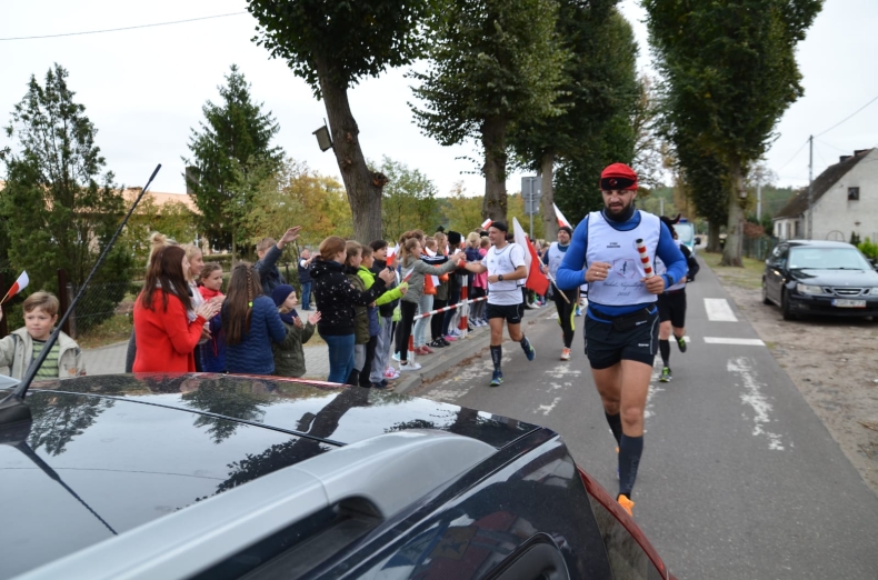 Sztafeta „Wokół Niepodległej” wciąż na fali. Teraz w Morskim Oddziale SG - GospodarkaMorska.pl