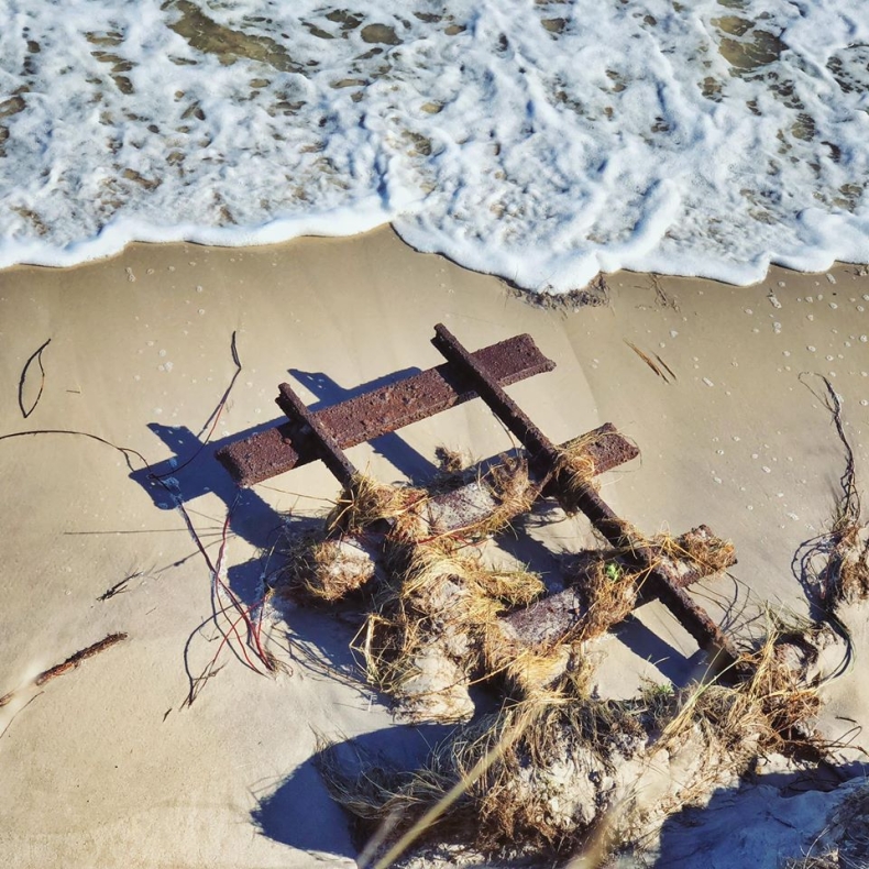 Sztorm odsłonił tory prowadzące do Bałtyku (wideo) - GospodarkaMorska.pl