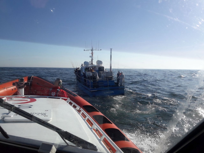Akcja ratownicza na Bałtyku. Z jednostki rybackiej pilnie ewakuowano 71-latka - GospodarkaMorska.pl