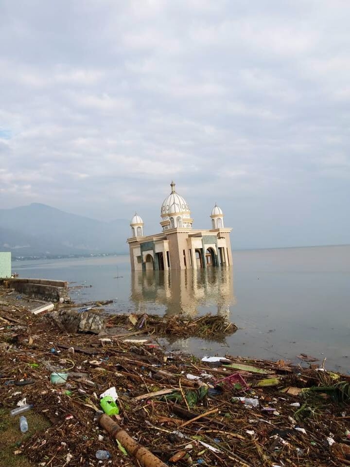 Indonezja: Już 1944 ofiary śmiertelne trzęsienia ziemi na wyspie Celebes - GospodarkaMorska.pl
