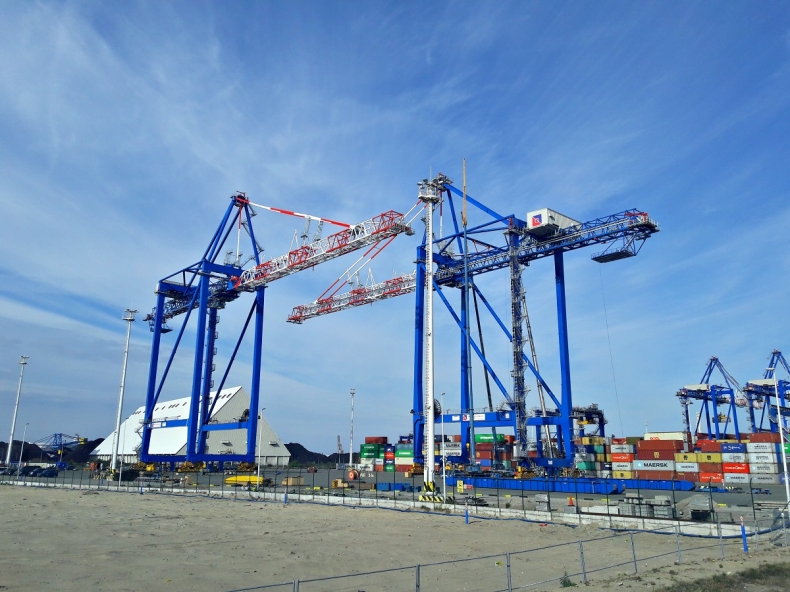 Nowe suwnice STS na nabrzeże T2 osiągnęły już wymiar wertykalny (wideo) - GospodarkaMorska.pl