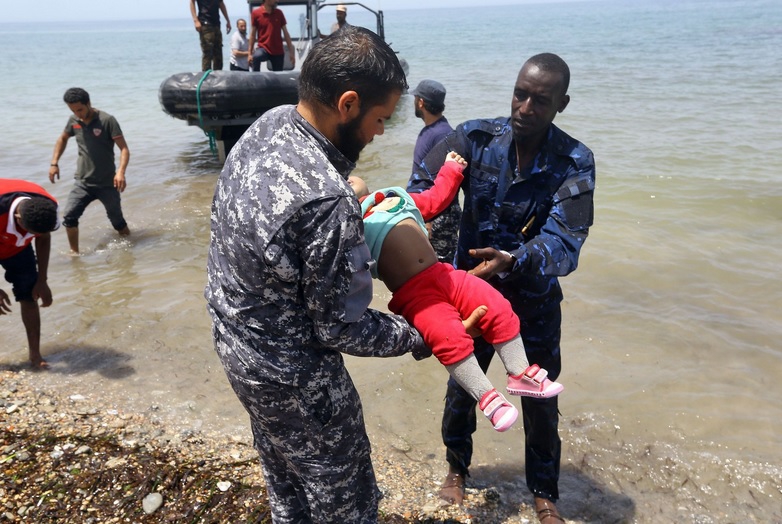 Turcja: Cztery osoby utonęły, 30 zaginęło wskutek zatonięcia łodzi z migrantami - GospodarkaMorska.pl