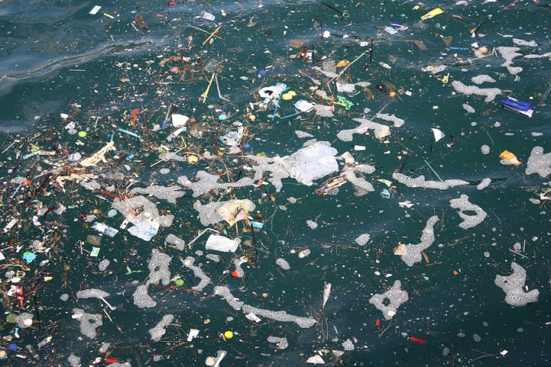 Komisja PE za zakazem dla niektórych plastików w ramach ratunku dla oceanów - GospodarkaMorska.pl