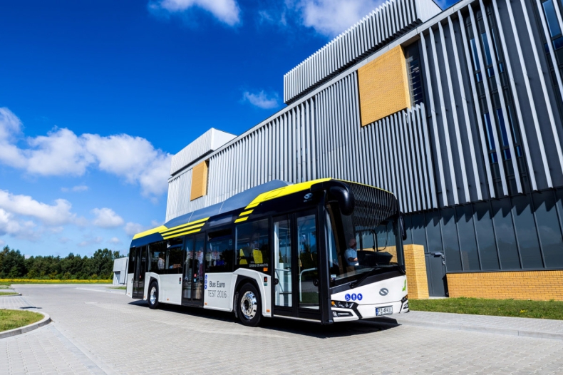 Elektryczny autobus z Polski wozi pasażerów w szwedzkim porcie w Ystad - GospodarkaMorska.pl