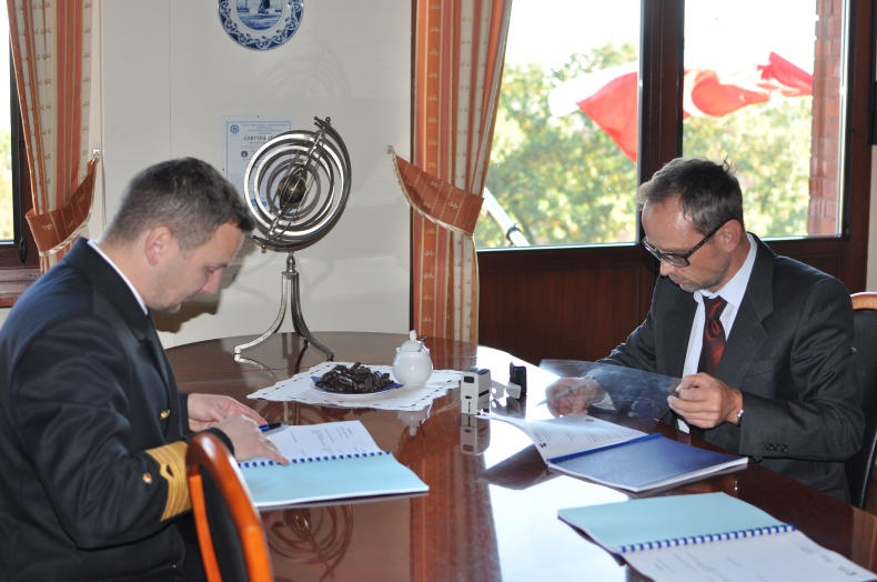 Podpisanie umowy z wykonawcą robót w polickim porcie - GospodarkaMorska.pl