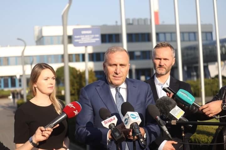 Schetyna: Decyzja o przejęciu Lotosu to symbol polityki PiS - GospodarkaMorska.pl