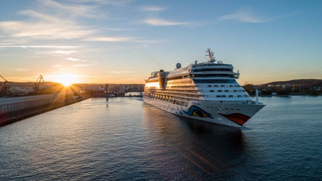 AIDAbella zakończyła sezon statków pasażerskich w Porcie Gdynia. W tym roku przypłynęło ponad 100 tys. turystów (foto, wideo) - GospodarkaMorska.pl