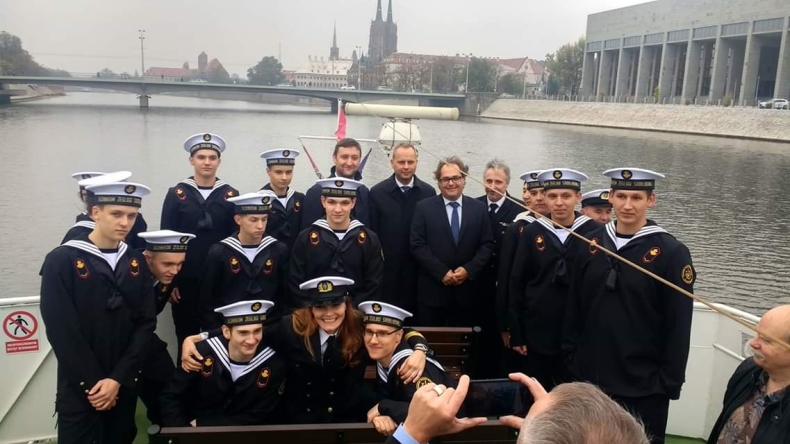 Wrocław: Uroczyste ślubowanie uczniów technikum żeglugi śródlądowej - GospodarkaMorska.pl