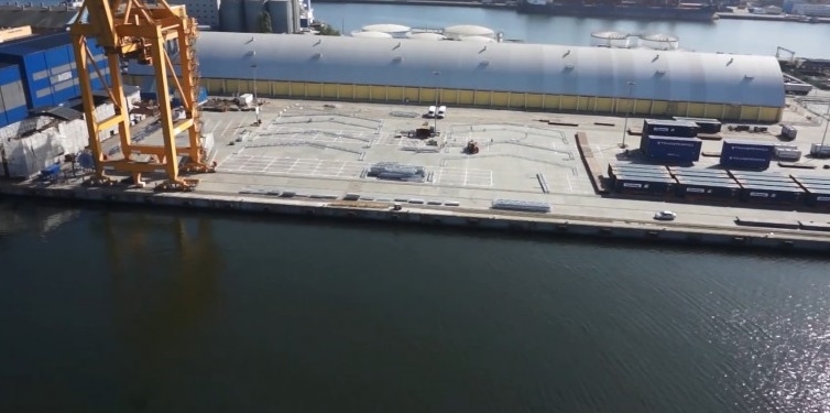 Gdynia: Samochód wpadł do wody w kanale portowym, jedna osoba nie żyje - GospodarkaMorska.pl