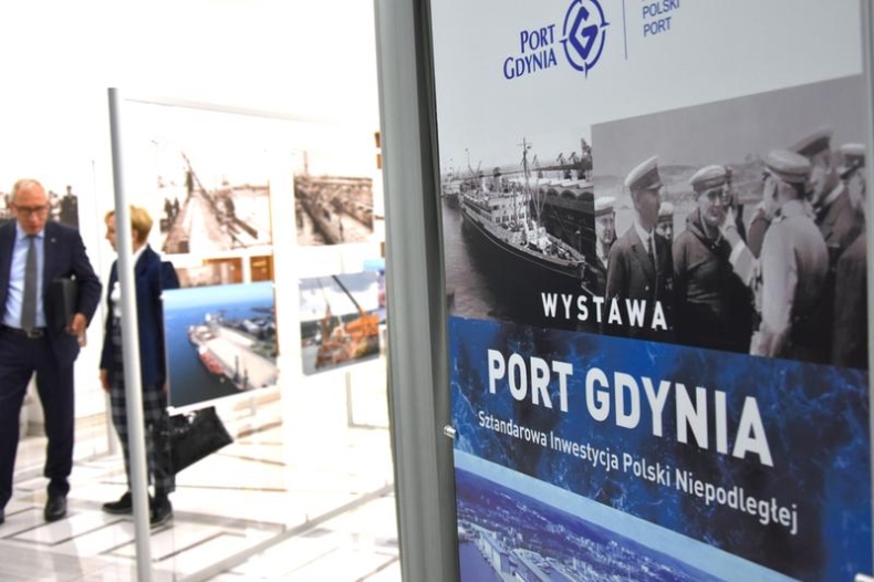 „Jedno z najpiękniejszych miast odrodzonej Rzeczypospolitej”. Wystawa o Porcie Gdynia w Sejmie (foto) - GospodarkaMorska.pl