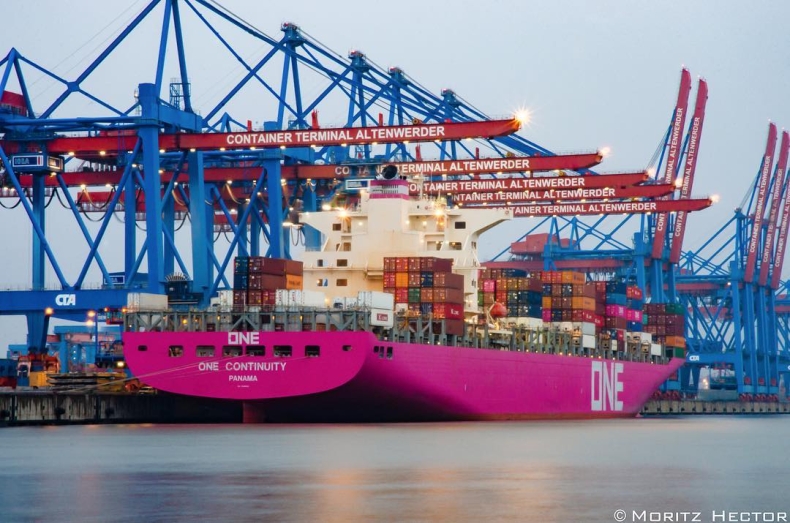 Wyjątkowy statek w kolorze magenta po raz pierwszy w Hamburgu - GospodarkaMorska.pl