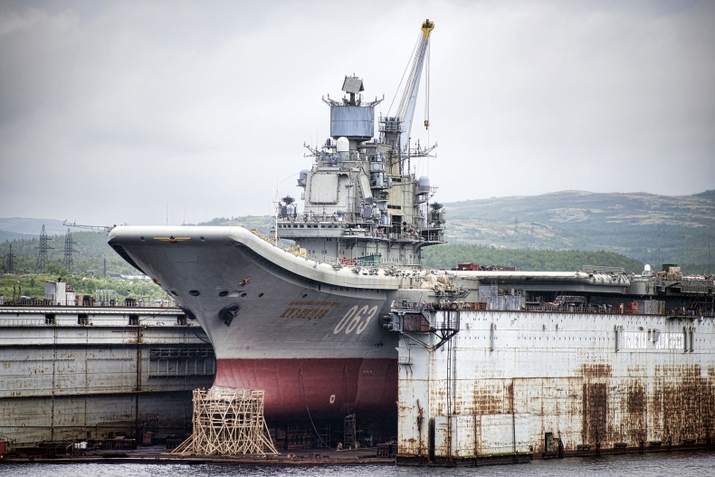 Rosja: Niewłaściwe zatopienie doku z lotniskowcem Admirał Kuzniecow. Może być uszkodzony - GospodarkaMorska.pl